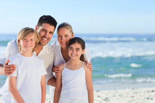 Retrato de una linda familia en la playa — Foto de Stock