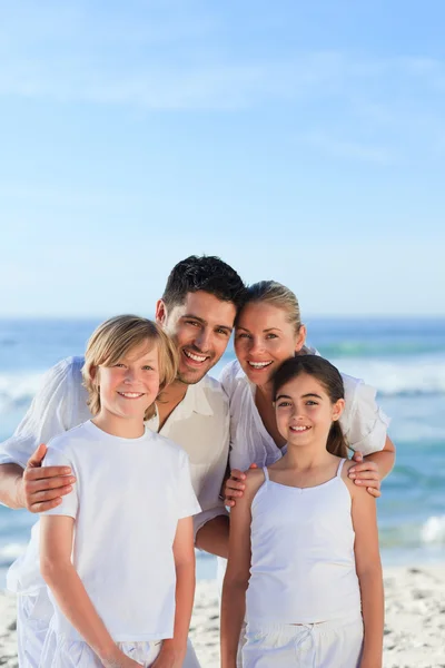 Retrato de una linda familia en la playa — Foto de Stock