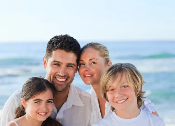 Portret van een leuke familie op het strand — Stockfoto