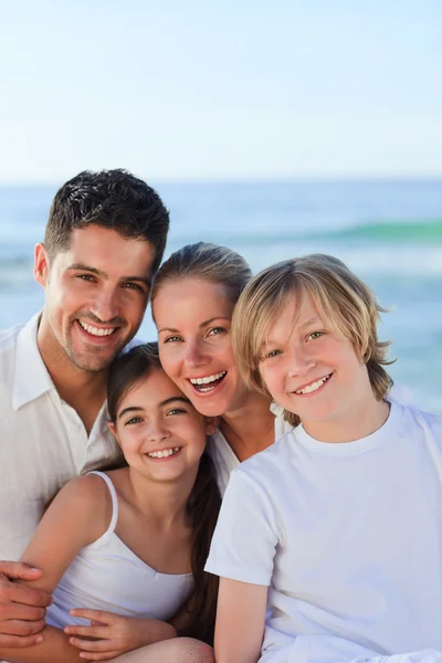 Ritratto di una simpatica famiglia in spiaggia — Foto Stock