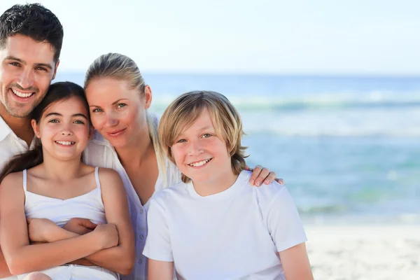 Portréja egy aranyos család a strandon — Stock Fotó