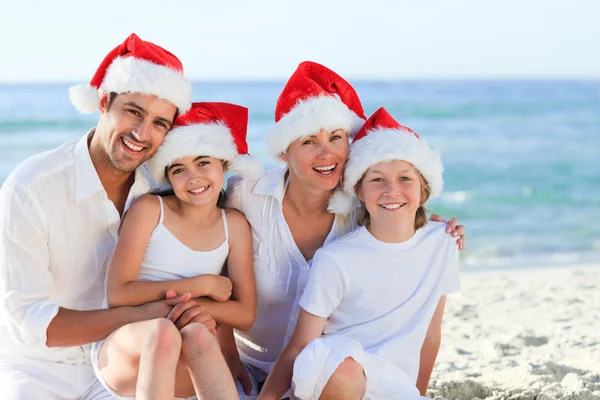 Famiglia durante il giorno di Natale in spiaggia — Foto Stock