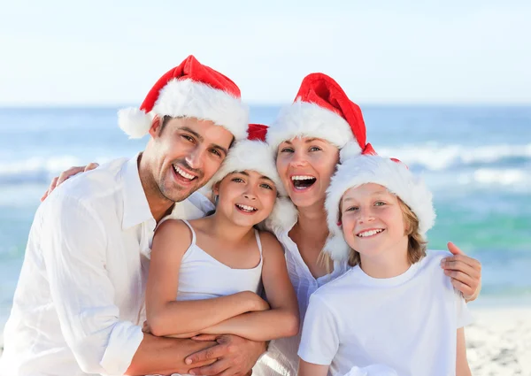 Familie an Weihnachten am Strand — Stockfoto