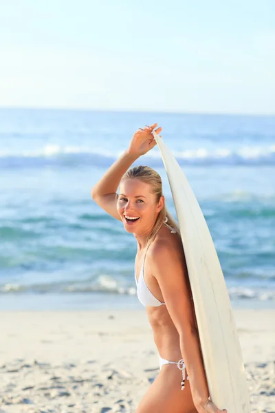 Seksi kadın onun surfboard ile — Stok fotoğraf
