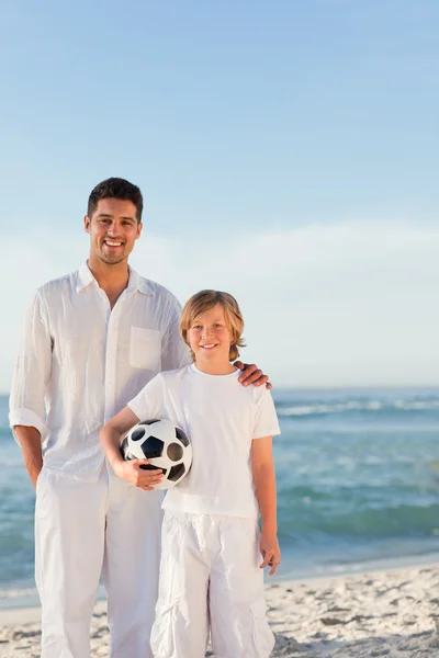 Pai e seu filho na praia — Fotografia de Stock