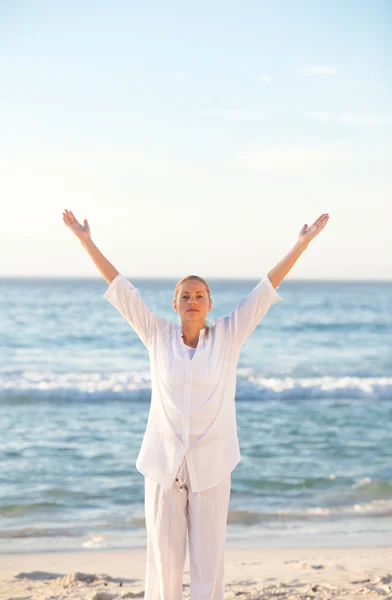 Femme pratiquant le yoga à la plage — Photo