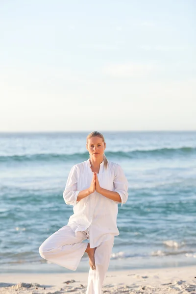 Donna che pratica yoga in spiaggia — Foto Stock
