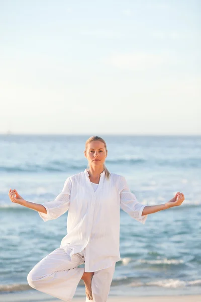 Mujer practicando yoga en la playa —  Fotos de Stock