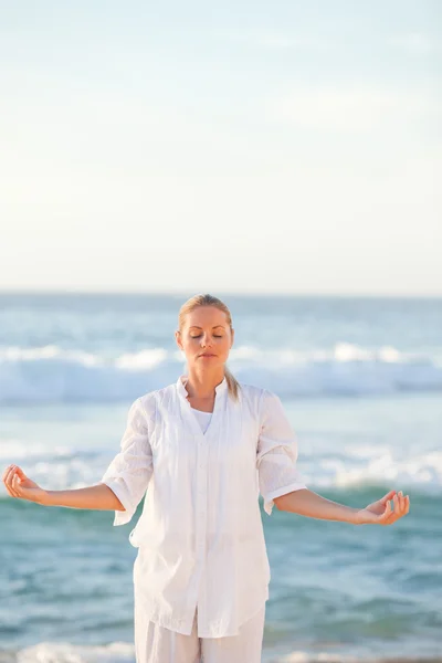 Mujer practicando yoga en la playa —  Fotos de Stock