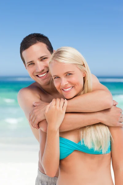 Förälskad par på stranden — Stockfoto