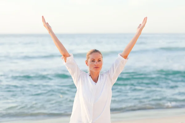 积极练瑜伽在海滩上的女人 — 图库照片
