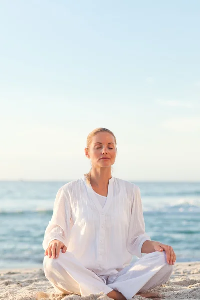 Aktív nő a strandon jóga — Stock Fotó