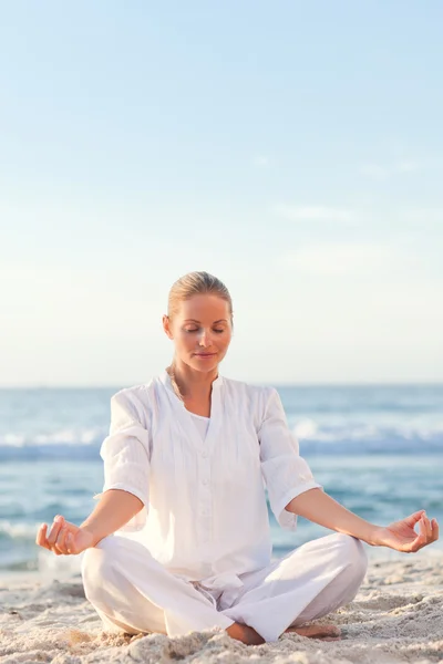 Donna pacifica che pratica yoga — Foto Stock