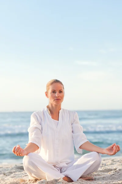 Femme paisible pratiquant le yoga — Photo