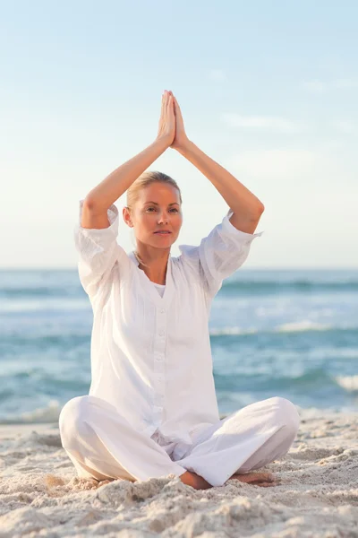 Huzurlu kadın pratik yoga — Stok fotoğraf