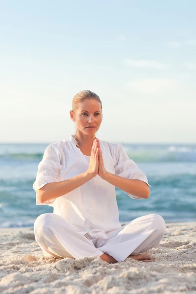 Mujer pacífica practicando yoga —  Fotos de Stock