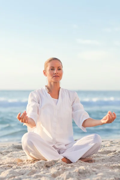 Friedliche Frau praktiziert Yoga — Stockfoto