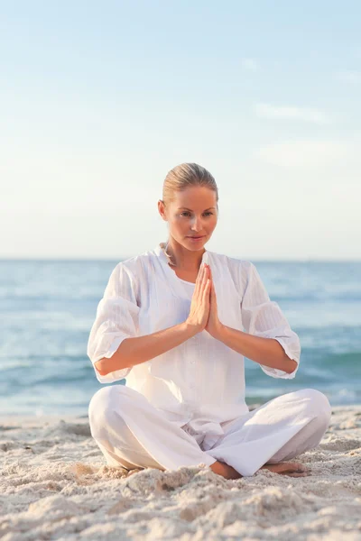 Fredlig kvinna praktisera yoga — Stockfoto