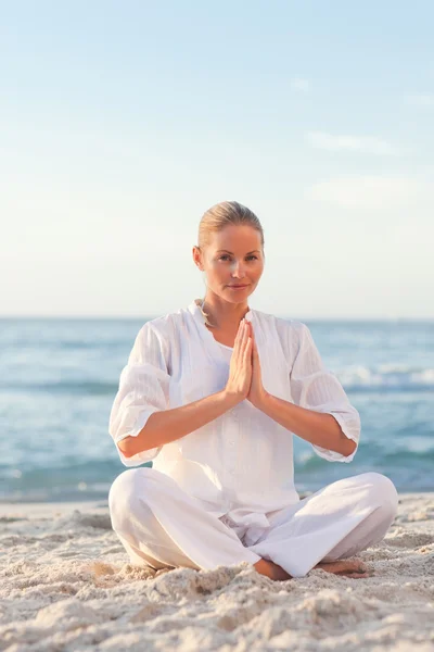 Friedliche Frau praktiziert Yoga — Stockfoto