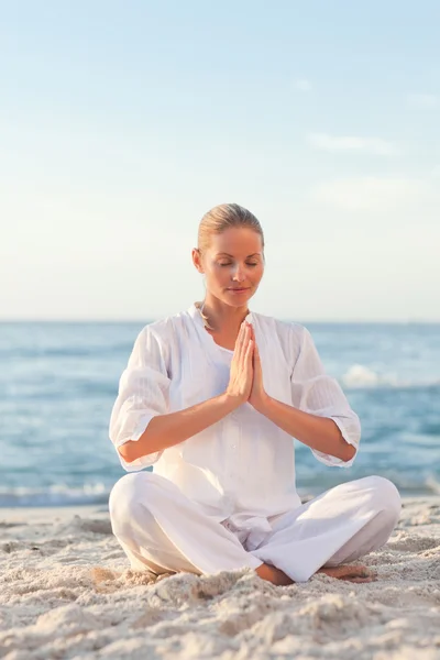 Mírové žena cvičení jógy — Stock fotografie
