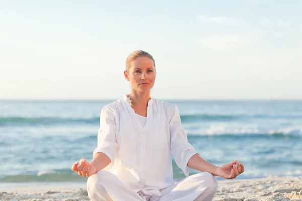 Fredlig kvinna praktisera yoga — Stockfoto