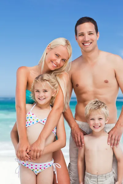 Famiglia felice sulla spiaggia — Foto Stock