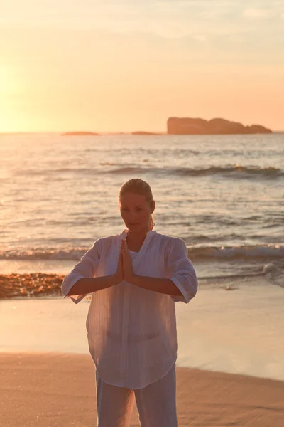 Γυναίκα, η πρακτική της γιόγκα κατά το ηλιοβασίλεμα — Φωτογραφία Αρχείου