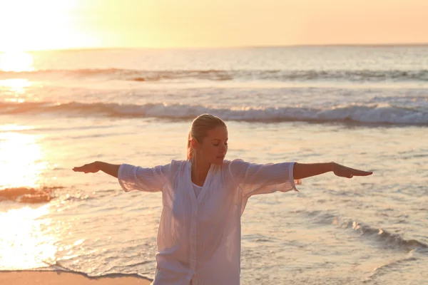 Woman practicing yoga during the sunset — Stock Photo, Image