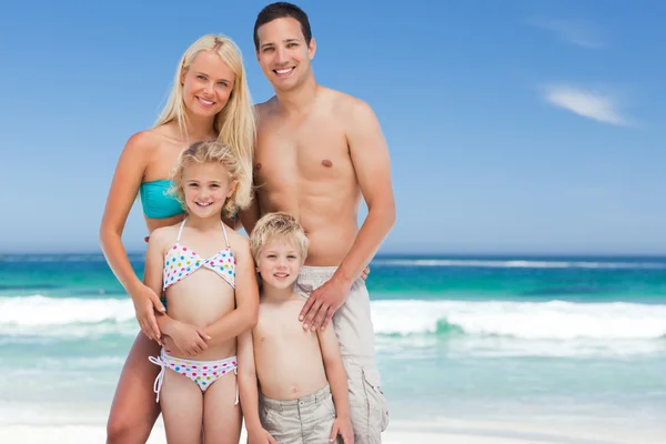 Lycklig familj på stranden — Stockfoto