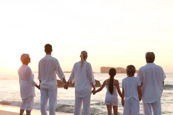 Rodzina na plaży podczas zachodu słońca — Zdjęcie stockowe