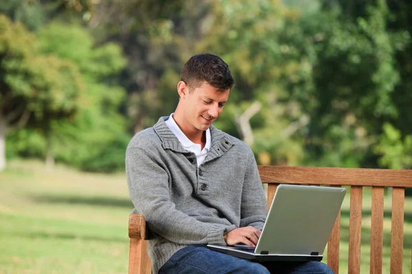 Man werkt aan zijn laptop — Stockfoto