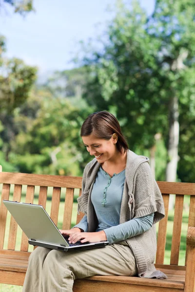 Fiatal nő dolgozik a laptopján — Stock Fotó
