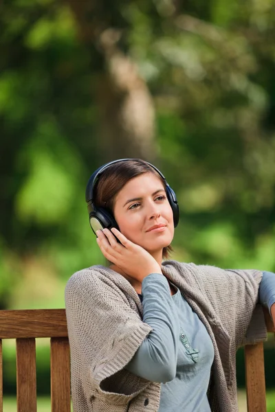 Mladá žena poslouchat nějakou hudbu — Stock fotografie