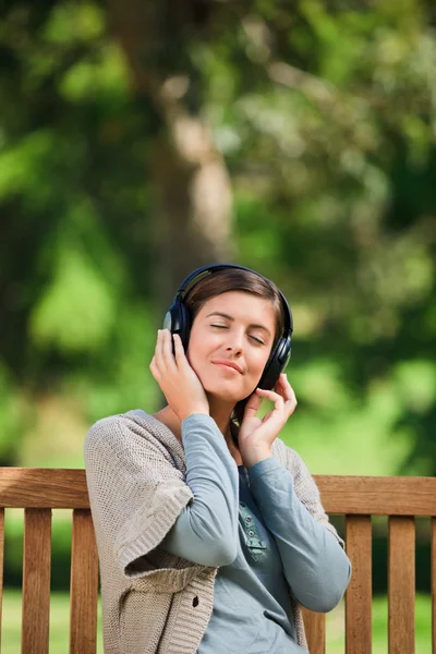 Ung kvinna lyssna på lite musik — Stockfoto