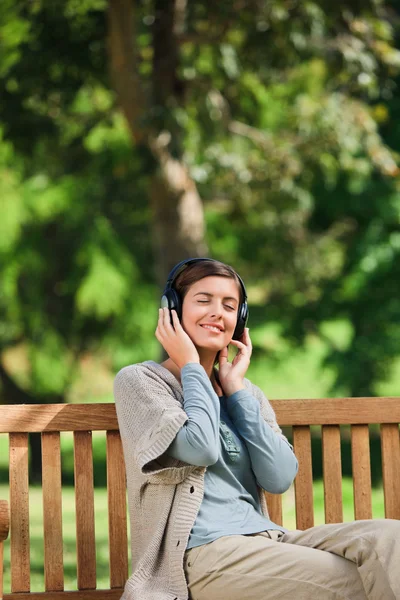 Young woman listening to some music — Stock Photo, Image