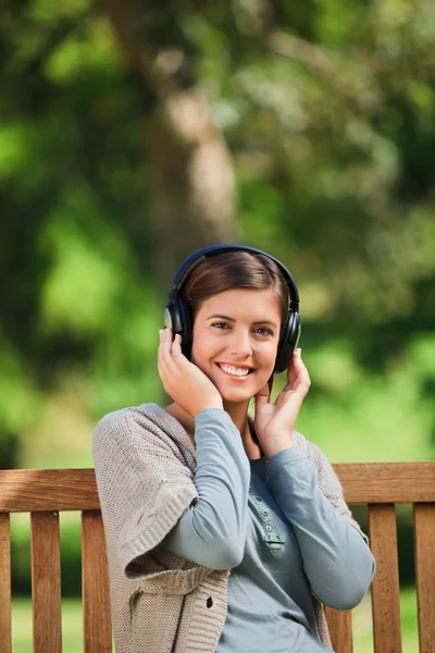 Kobieta, słuchanie muzyki — Zdjęcie stockowe