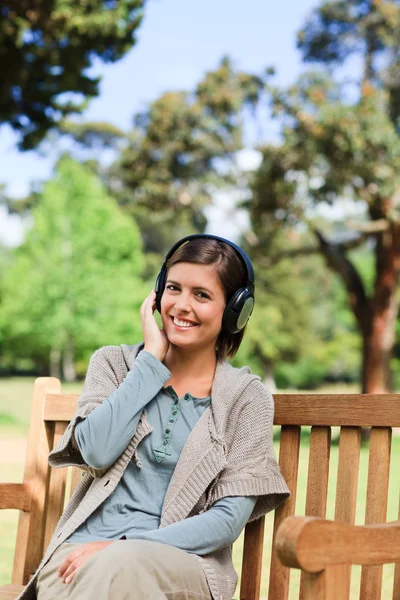 Kvinna som lyssnar på lite musik — Stockfoto
