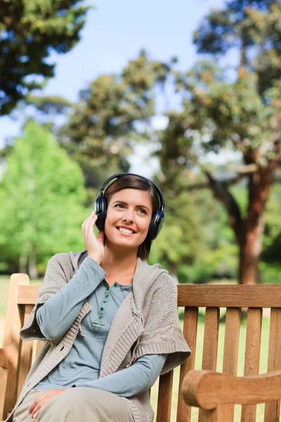 Kvinna som lyssnar på lite musik — Stockfoto