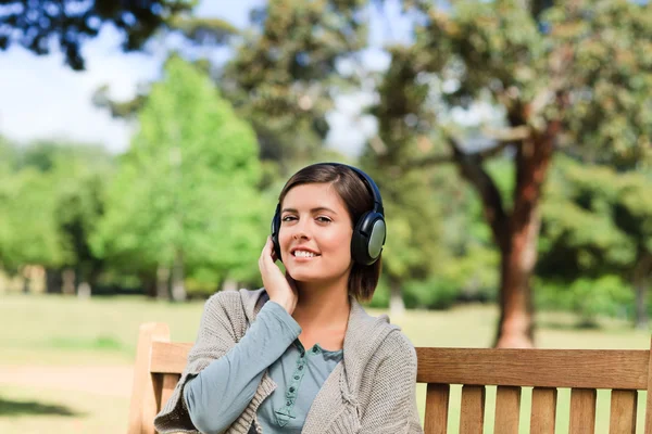 Kobieta, słuchanie muzyki — Zdjęcie stockowe