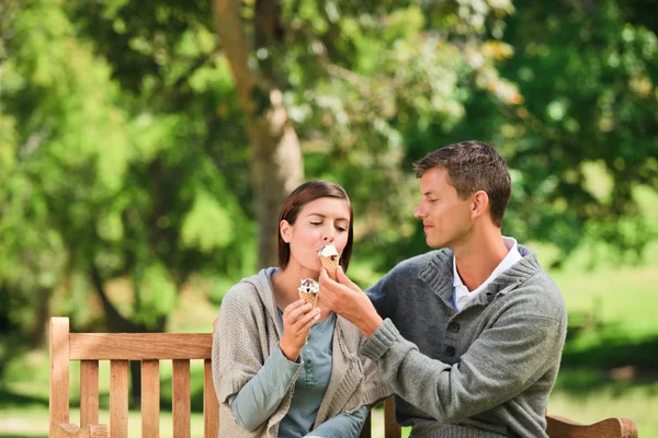 Couple eating an ice cream — Stock Photo, Image