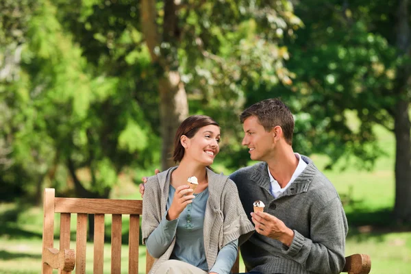 Couple eating an ice cream — Stock Photo, Image