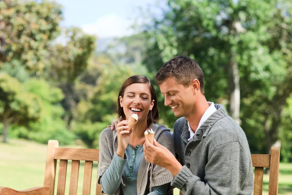 Paar isst ein Eis — Stockfoto