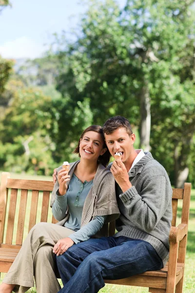 Pár eszik egy fagylaltot — Stock Fotó