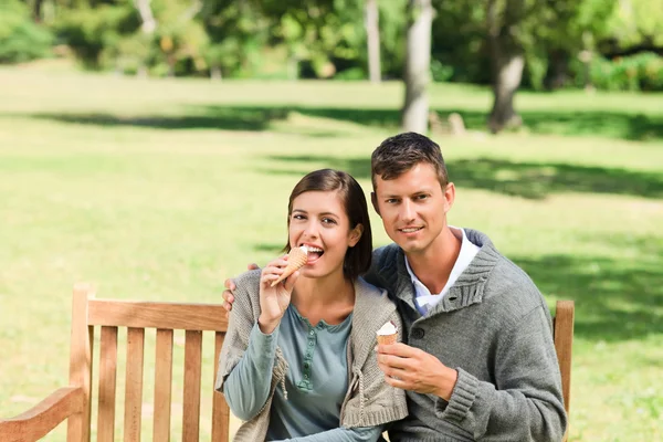 Νεαρό ζευγάρι, τρώγοντας ένα δροσιστικό παγωτό — Φωτογραφία Αρχείου