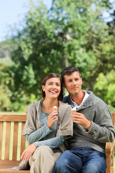 Junges Paar isst ein Eis — Stockfoto