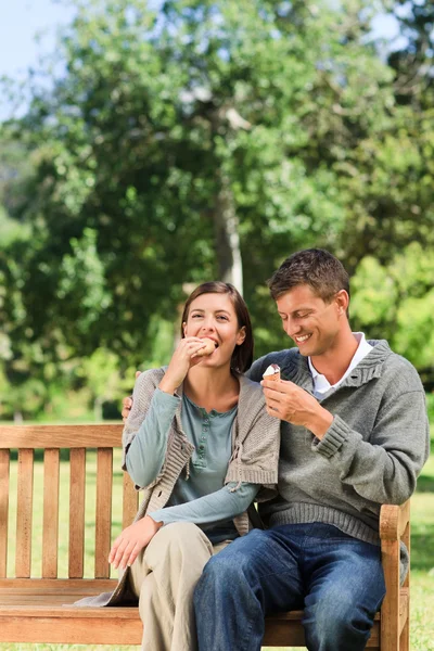 Young couple eating an ice cream — Stock Photo, Image