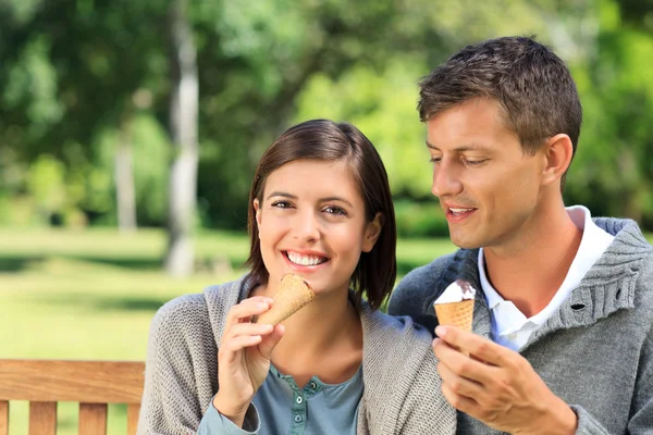Νεαρό ζευγάρι, τρώγοντας ένα δροσιστικό παγωτό — Φωτογραφία Αρχείου