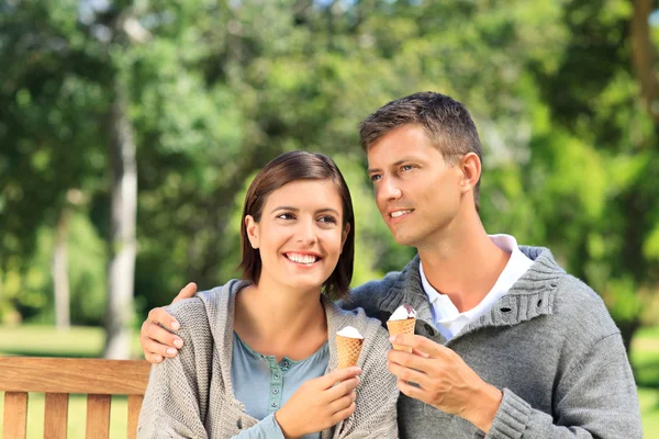Молодая пара ест мороженое — стоковое фото