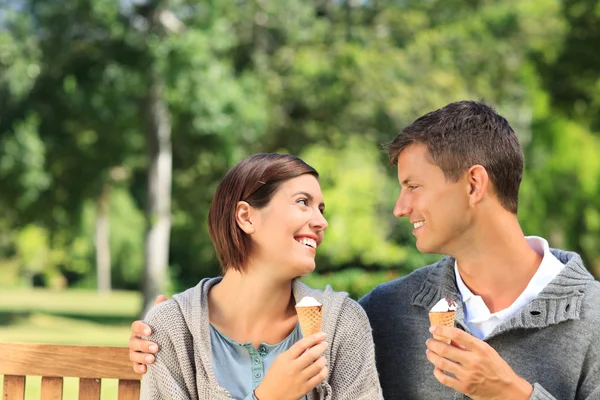 若いカップル、アイスクリームを食べる — ストック写真