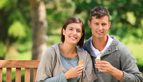 若いカップル、アイスクリームを食べる — ストック写真